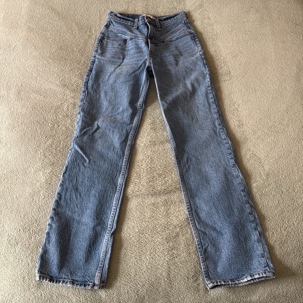 Abercrombie & Fitch Women’s 90’s Straight Ultra High Jeans with Front Yoke.